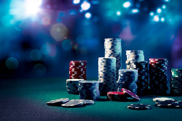 Dealer dealing AduQ cards live